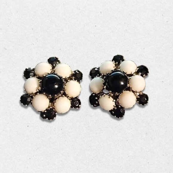 Vintage Albert Weiss Glass Clip Earrings Floral-Inspired Pattern Black/White OS - Picture 1 of 3